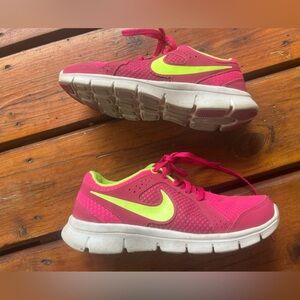 Nike Flex Experience RN 2 Sneakers Pink Yellow 3.5Y Fits Women’s 5